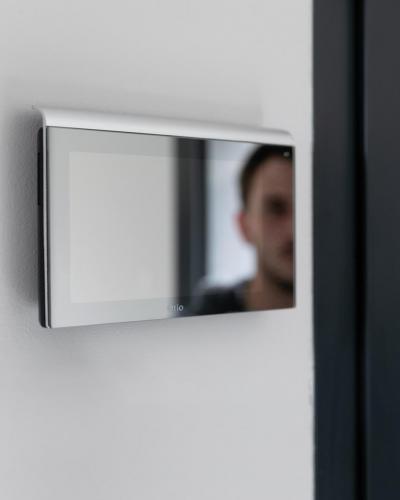 Le portier vidéo Otio effet miroir vous permet de retoucher votre coiffure avant d'accueillir vos invités en toute sécurité